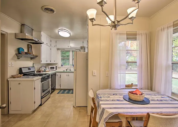 Ranch-style - 2 Miles To Philbrook Museum! Holiday home Tulsa